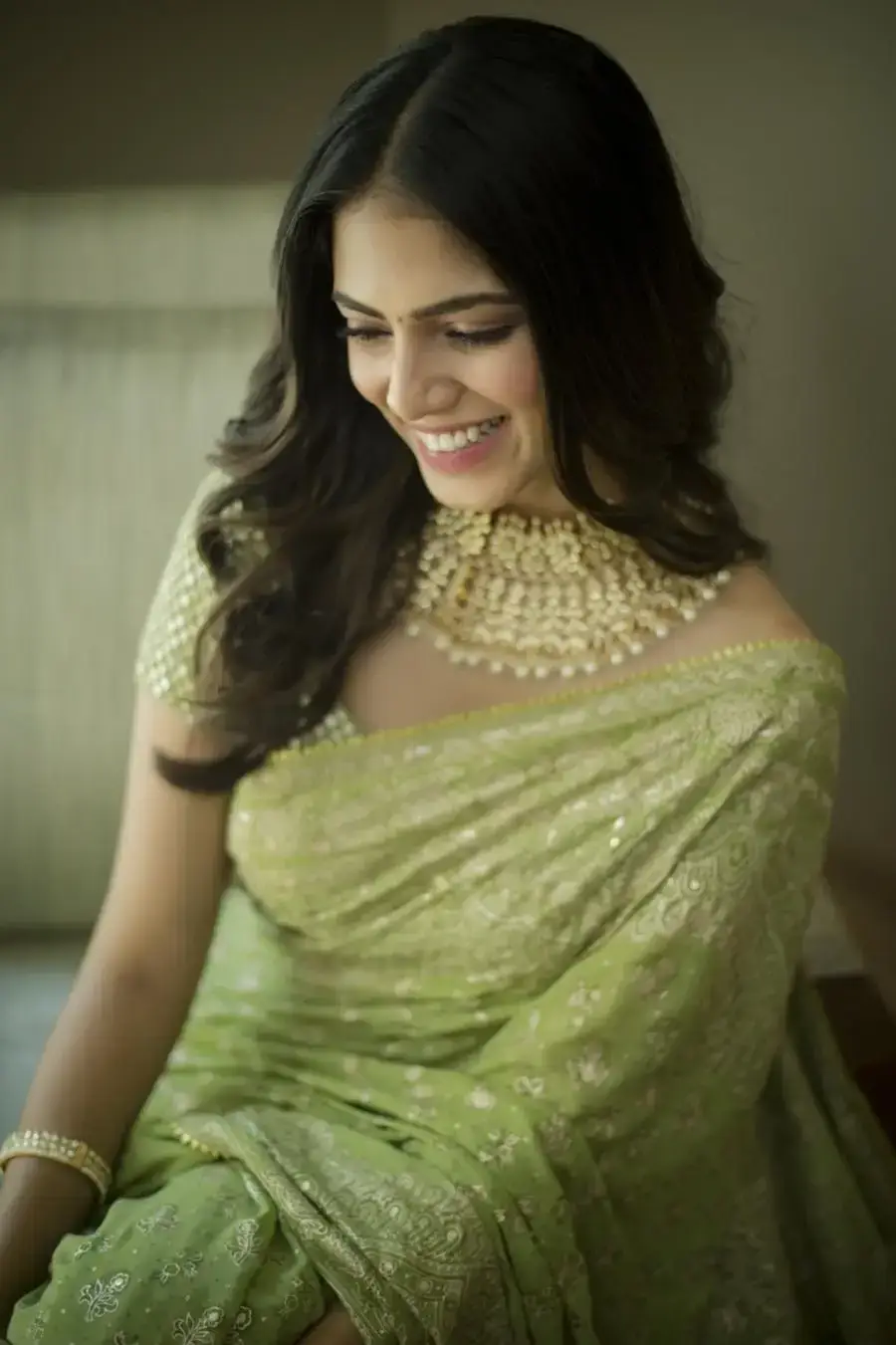 GLAMOROUS INDIAN GIRL MALAVIKA MOHANAN IN GREEN SAREE 3